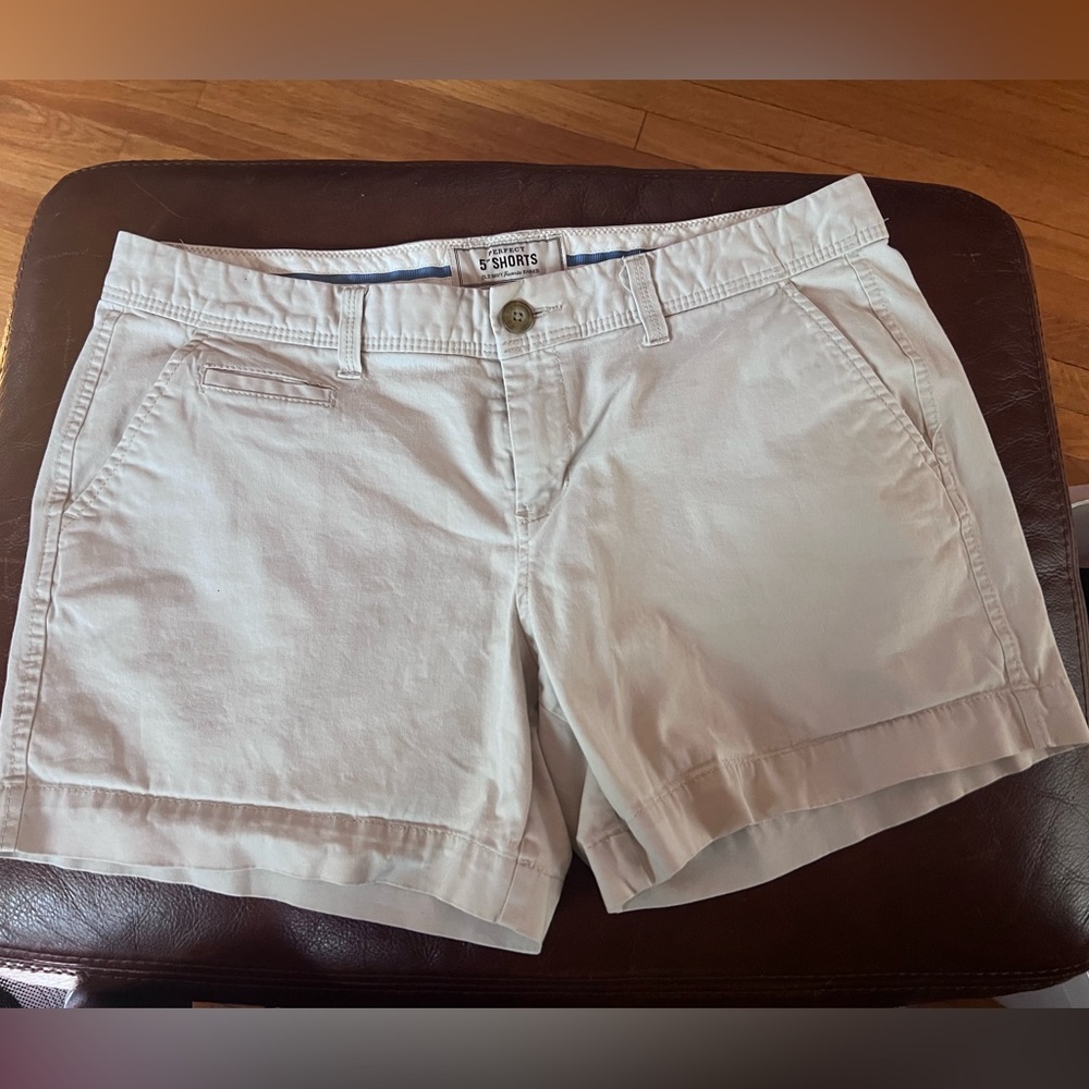 🌎 Old Navy Perfect Khaki Shorts 🌎